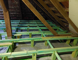 Zateplení stropu rodinného domu pomocí foukané izolace